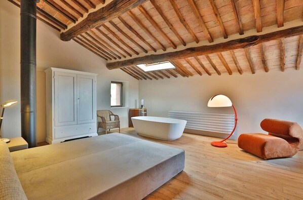 A modern bathroom with a freestanding bathtub, a white cabinet, and a red floor lamp. - Relax in the green, in the municipality of Monteriggioni just 7 km from Siena (Monteriggioni)