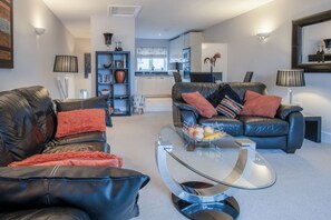 32-inch TV with cable channels - The Beachhouse - 2 Bed Townhouse - Saundersfoot (Saundersfoot)