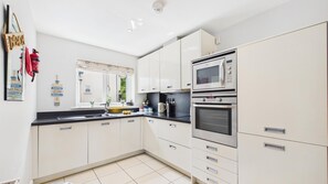Huis (2 Bedrooms) | Privékeuken | Een magnetron, een oven, een kookplaat, een vaatwasser