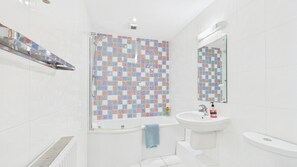 Huis (2 Bedrooms) | Badkamer | Een bad/douchecombinatie, handdoeken