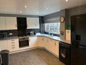 Casa | Cocina privada | Refrigerador, microondas, horno y parrilla de estufa 