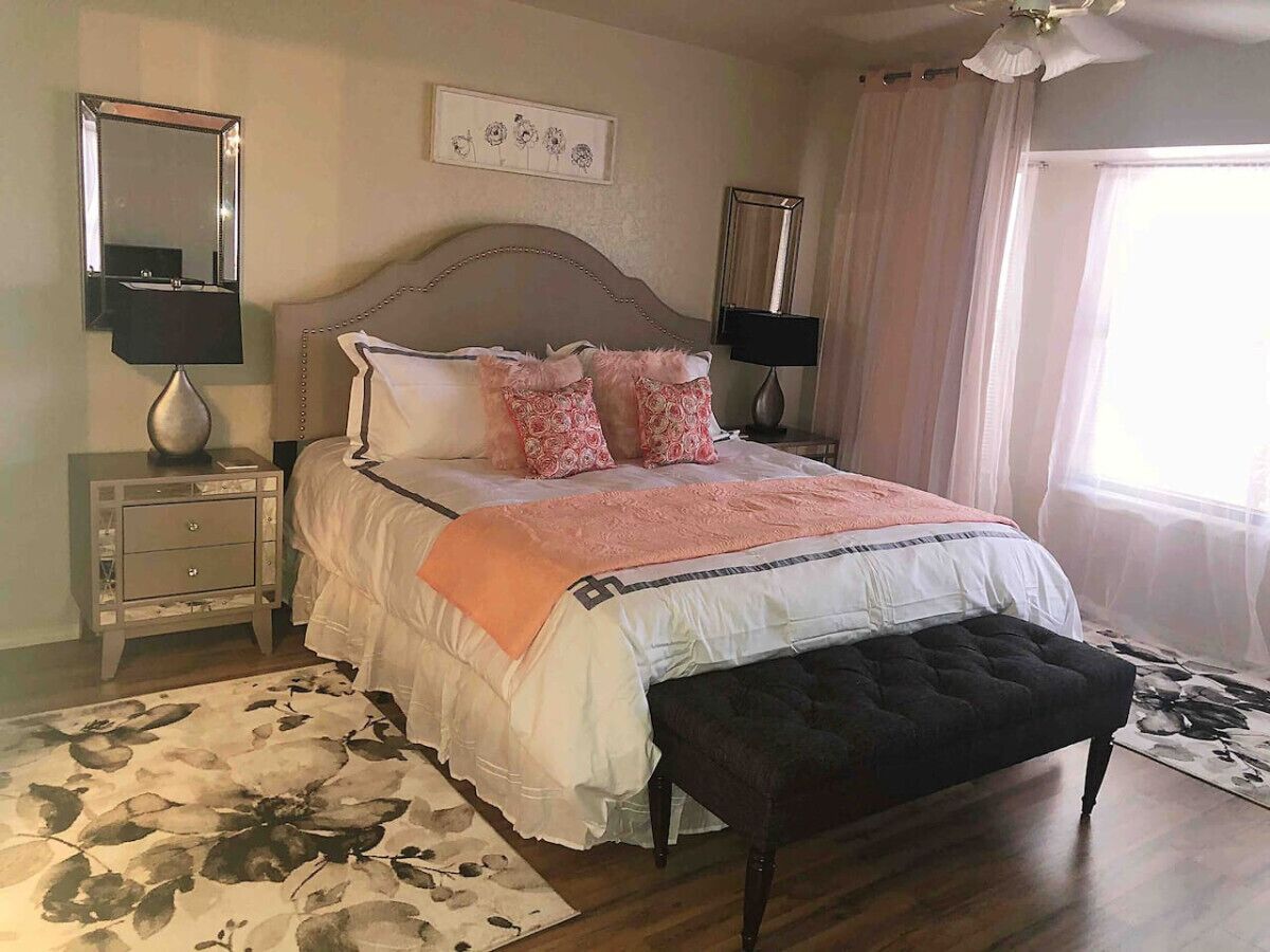 Thoughtfully designed- Sleeps8 Great location
