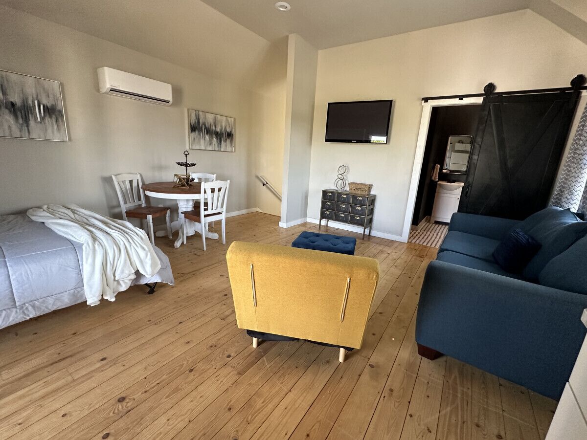 Sleeps 10-15 Arcade, Hottub, Prime Location in CL