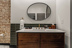 Kamar Deluks, 1 Tempat Tidur King | Kamar mandi | Shower, perlengkapan mandi gratis, pengering rambut, dan handuk