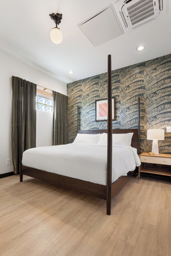 Allergitestade sängkläder, minibar och värdeförvaringsskåp på rummet