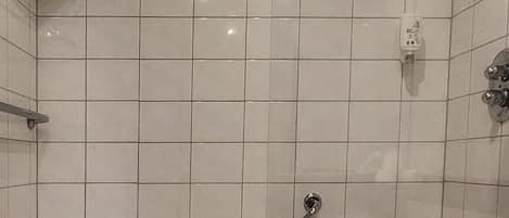 Un baño moderno con bañera, ducha y perchero.