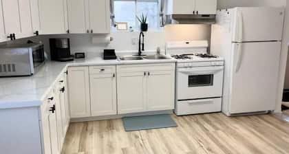 Cozy home close to jet and downtown