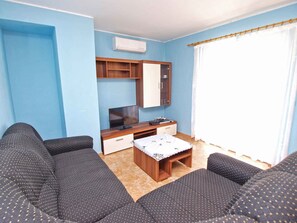 TV - Holiday apartment with air conditioning (Flengi)