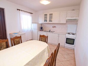 Kühlschrank, Ofen, Herdplatte, Wasserkocher mit Kaffee-/Teezubehör