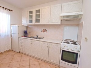 Fridge, oven, stovetop, coffee/tea maker - Holiday apartment with air conditioning (Flengi)