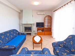 TV - Holiday apartment with air conditioning (Flengi)