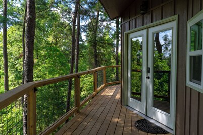 Escape to the Canopy: Enchanting Treehouse Retreat in the Heart of Nature