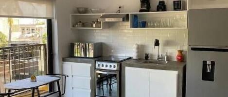 Geladeira, micro-ondas, fogão, cooktop