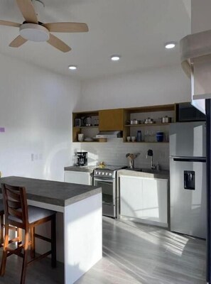 Refrigerador, microondas, horno y parrilla de estufa 