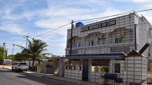Un bâtiment sur lequel on peut lire l’inscription « HÔTEL BERGES DU SINE ».