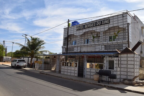 A building with a sign reading "HOTEL BERGES DU SINE".