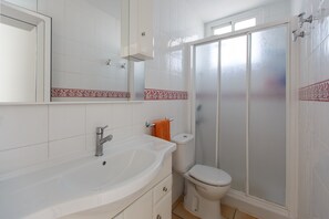 Superior Apartment | Bathroom | Shower, hair dryer, towels