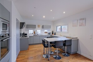 冷蔵庫、電子レンジ、オーブン、食器洗い機