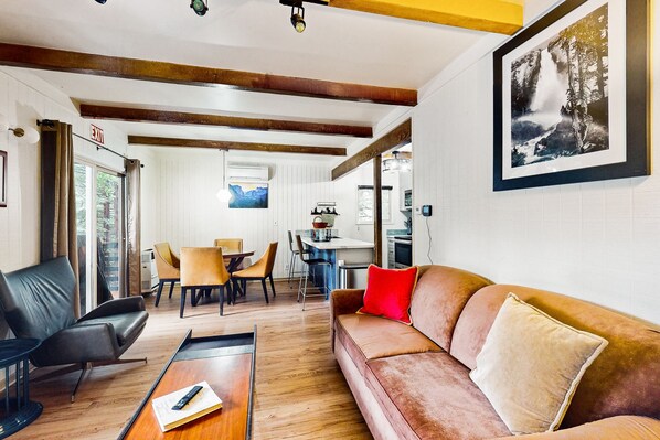 Televisión y chimenea 