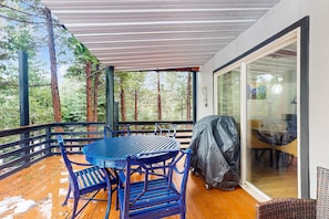 Outdoor dining - Modern lower unit duplex cabin with fireplace, balcony, & EV charger (Fish Camp)