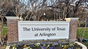A sign for The University of Texas at Arlington with a brick wall and flower bed in front. - Walk to FIFA World Cup! 1mi to AT&T Stadium - Texas Live! - GlobeLife Field. (Arlington)