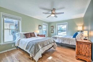 2 dormitoris, caixa forta a l'habitació i planxa i posts de planxar 