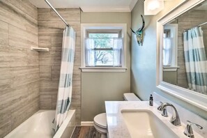 Eco-friendly toiletries, hair dryer, towels, soap - Walk to FIFA World Cup! 1mi to AT&T Stadium - Texas Live! - GlobeLife Field. (Arlington)