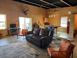 Una Smart TV, una chimenea, una pantalla de ordenador