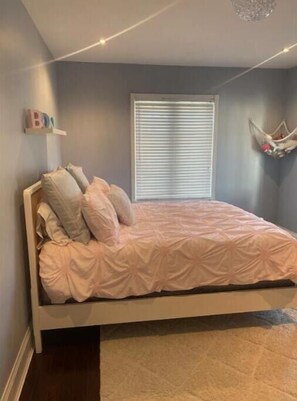 4 bedrooms, iron/ironing board, WiFi, bed sheets