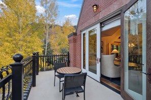 Outdoor dining - The Aspen Mountain Residences 31B (Aspen)