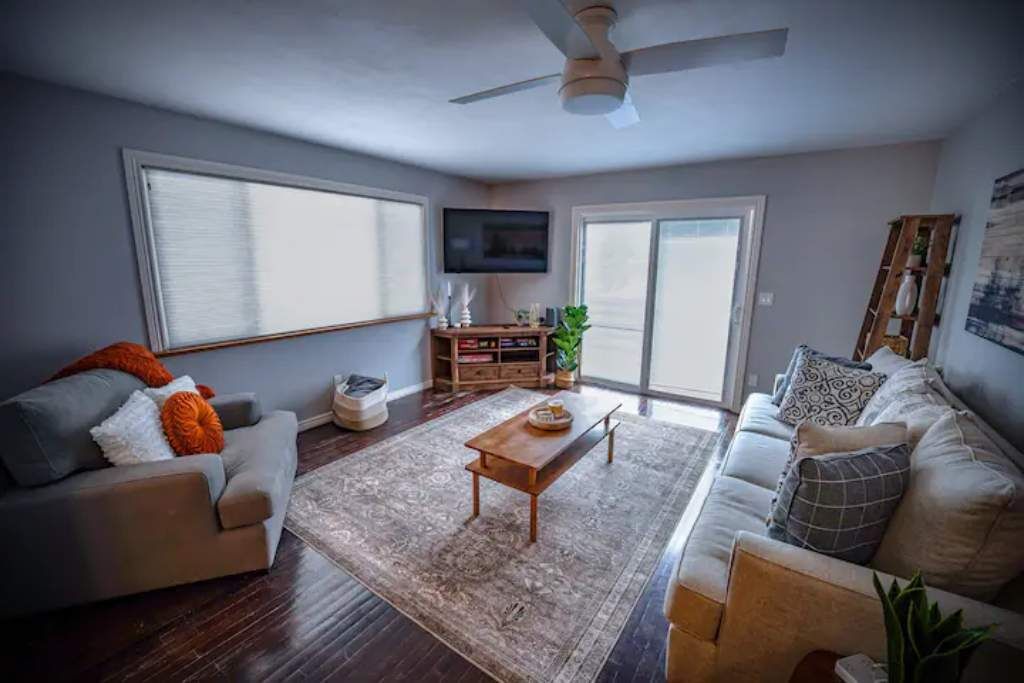 2,424 sq ft Home: Hot Tub, Views, Walk to Downtown