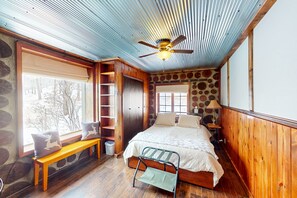 2 عدّة غرف نوم وخدمة الإنترنت وملاءات أسرّة