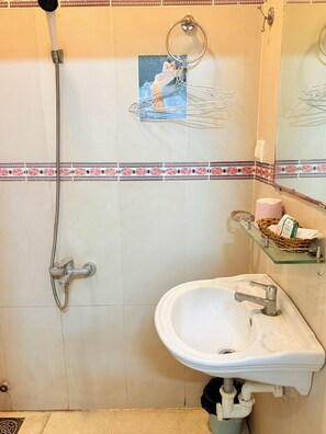 Standard Room | Bathroom | Rainfall showerhead, hair dryer, towels, soap