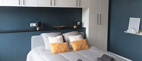 1 bedroom, desk, WiFi, bed sheets