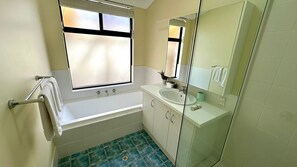 Douche, sèche-cheveux, serviettes fournies