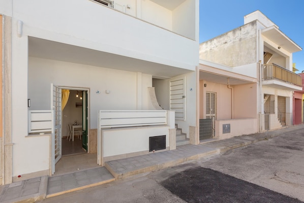 Stylish two-story residence with a flat roof and balcony.
