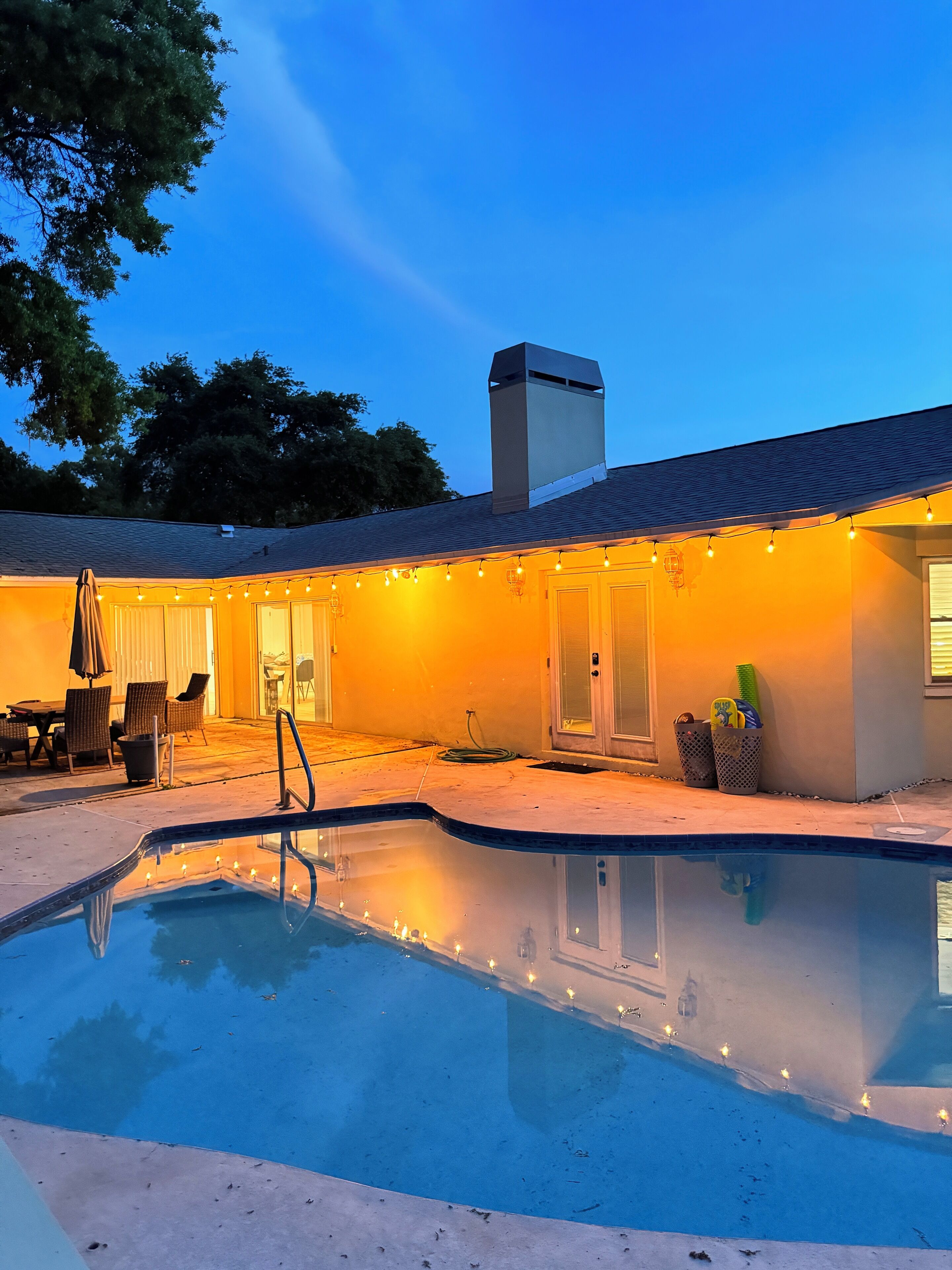 Dreamy 5 Bed, Heated Pool, 2 Miles from BEACH/ 2 Master Suites