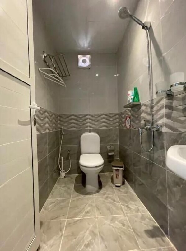 Soap, shampoo, toilet paper - Luxury Overnight Stay in Desert (دبي)