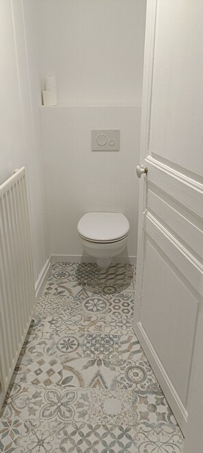 Hair dryer, towels, soap, toilet paper