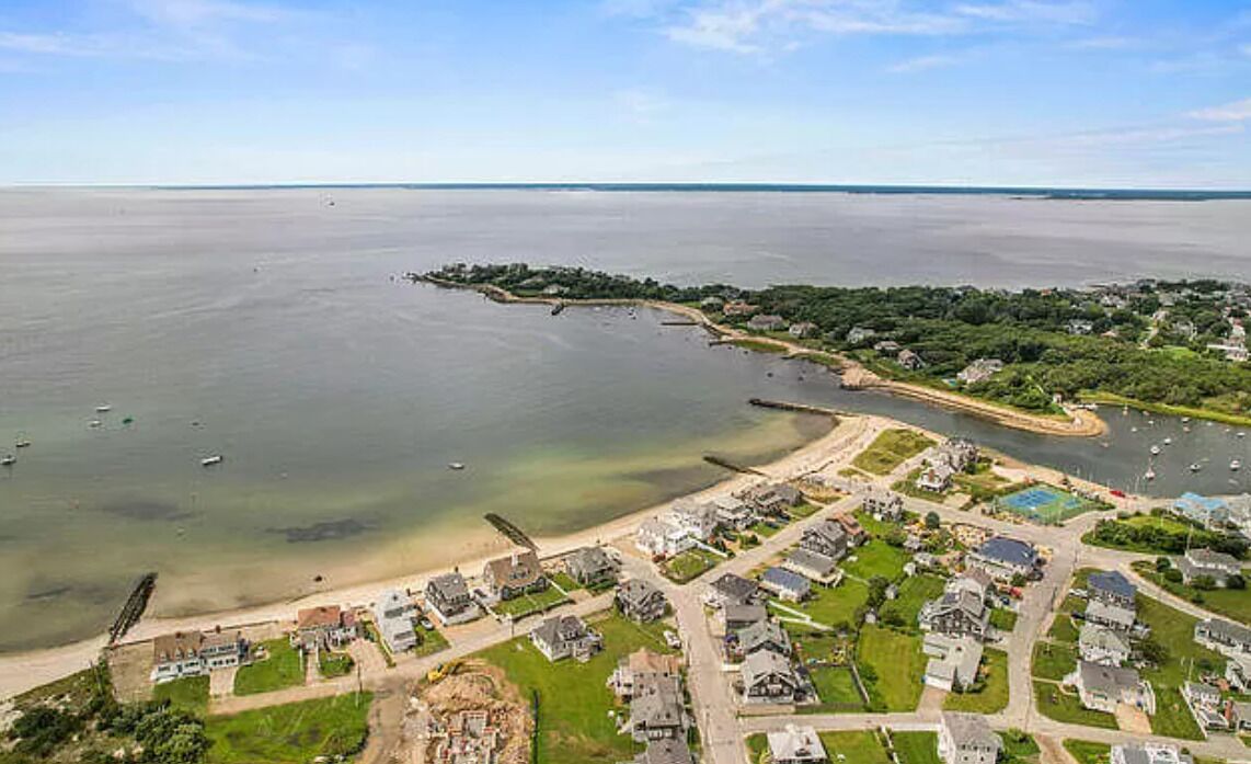 Private Beach Access! Newly Remodeled 4 BD in Fun No. Falmouth... Pets Welcome