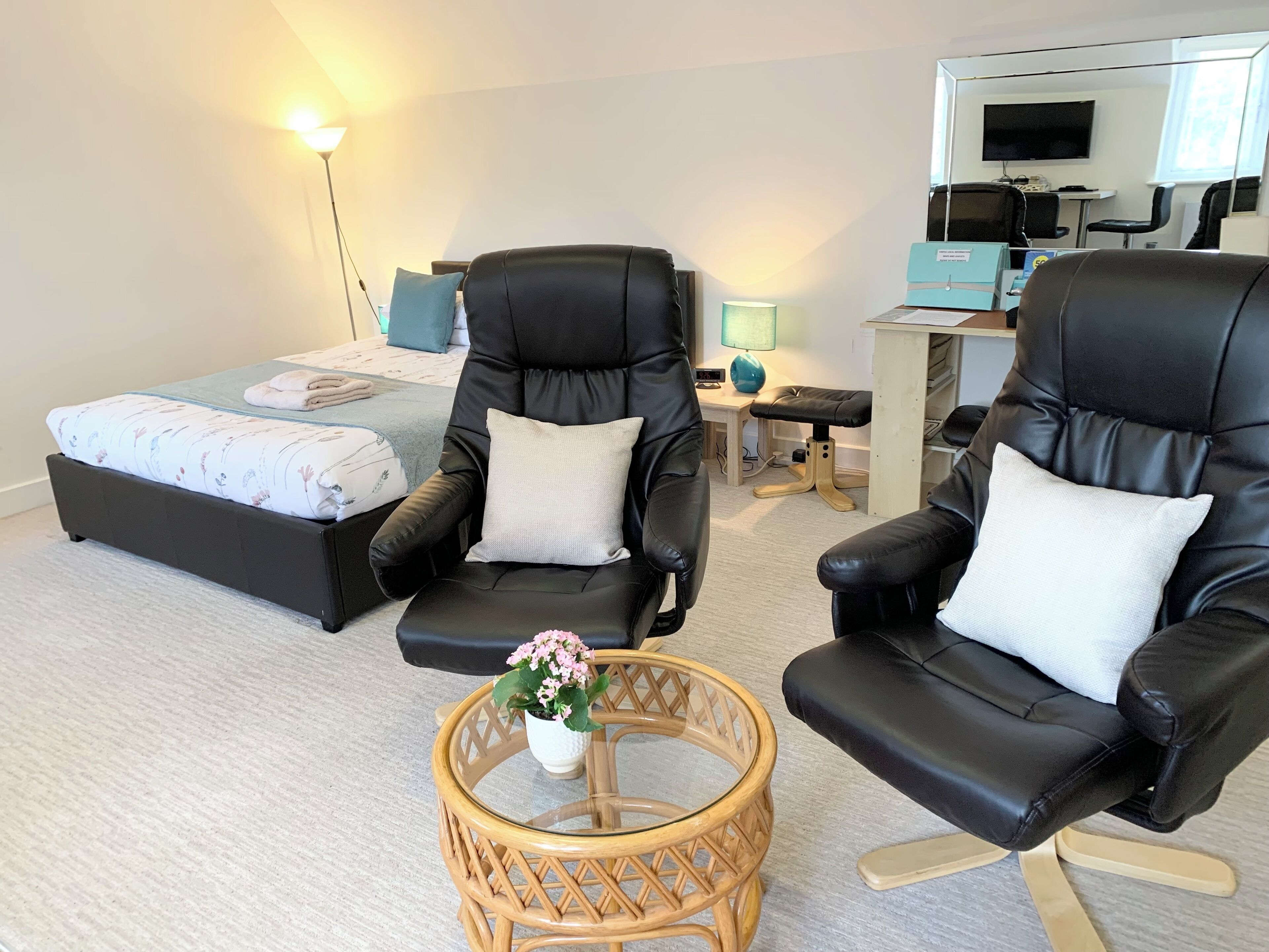 Bureau, fer et planche à repasser, Wi-Fi gratuit, draps fournis