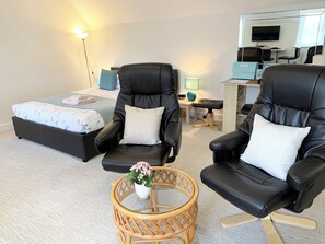 Desk, iron/ironing board, free WiFi, bed sheets - Charming Studio Apartment Ideal for Short and Longer Stays
(Pershore)