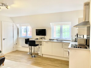 Fridge, microwave, oven, stovetop - Charming Studio Apartment Ideal for Short and Longer Stays
(Pershore)