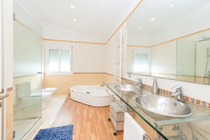 Ducha, secador de pelo, toallas