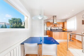 Réfrigérateur, micro-ondes, four, lave-vaisselle