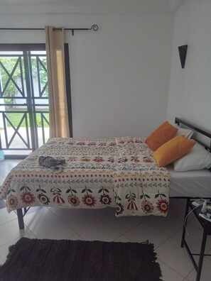 3 chambres, fer et planche à repasser, lit de bébé portatif