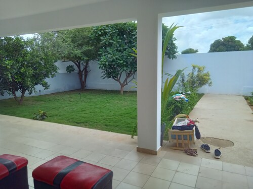 Maison paisible avec arbres fruitier et gazon naturel.