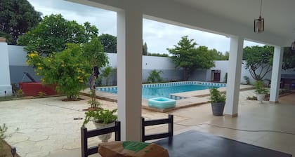 Maison Paisible Avec Arbres Fruitier et Gazon Naturel
