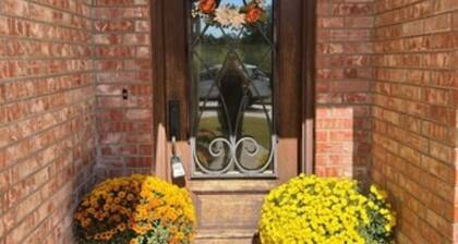 Cozy Executive Condo located in gated community on golf course