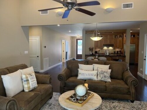 Cozy Executive Condo located in gated community on golf course